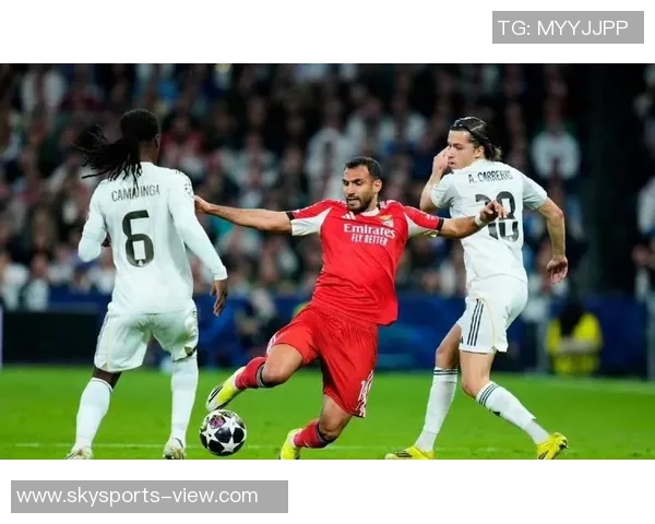 本菲卡大胜里昂五比一红牌事件引发全场热议与争议